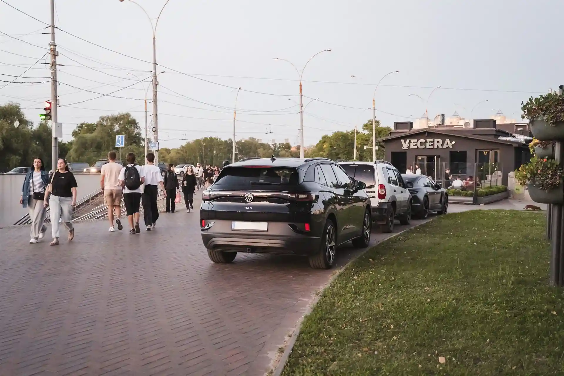 avtomobili bilya baru vecera Машини на тротуарі біля Вечери