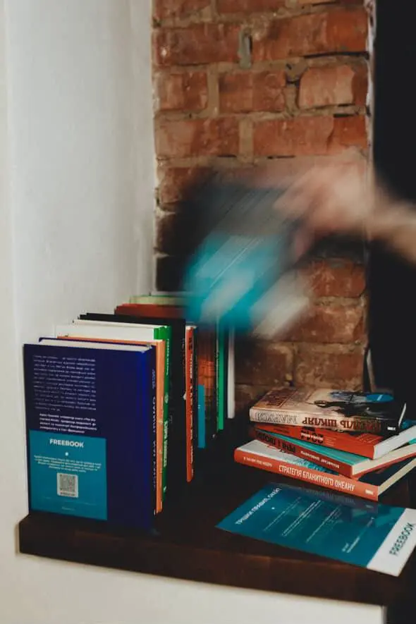 boocrossing na polychci Людина бере книгу з полички