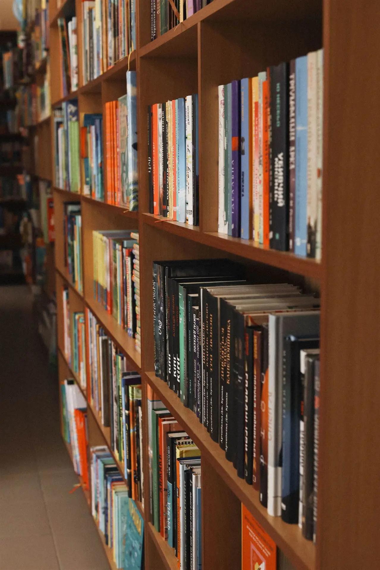 bookcrossing u kaviarni Шафа, з якої люди можуть брати книги