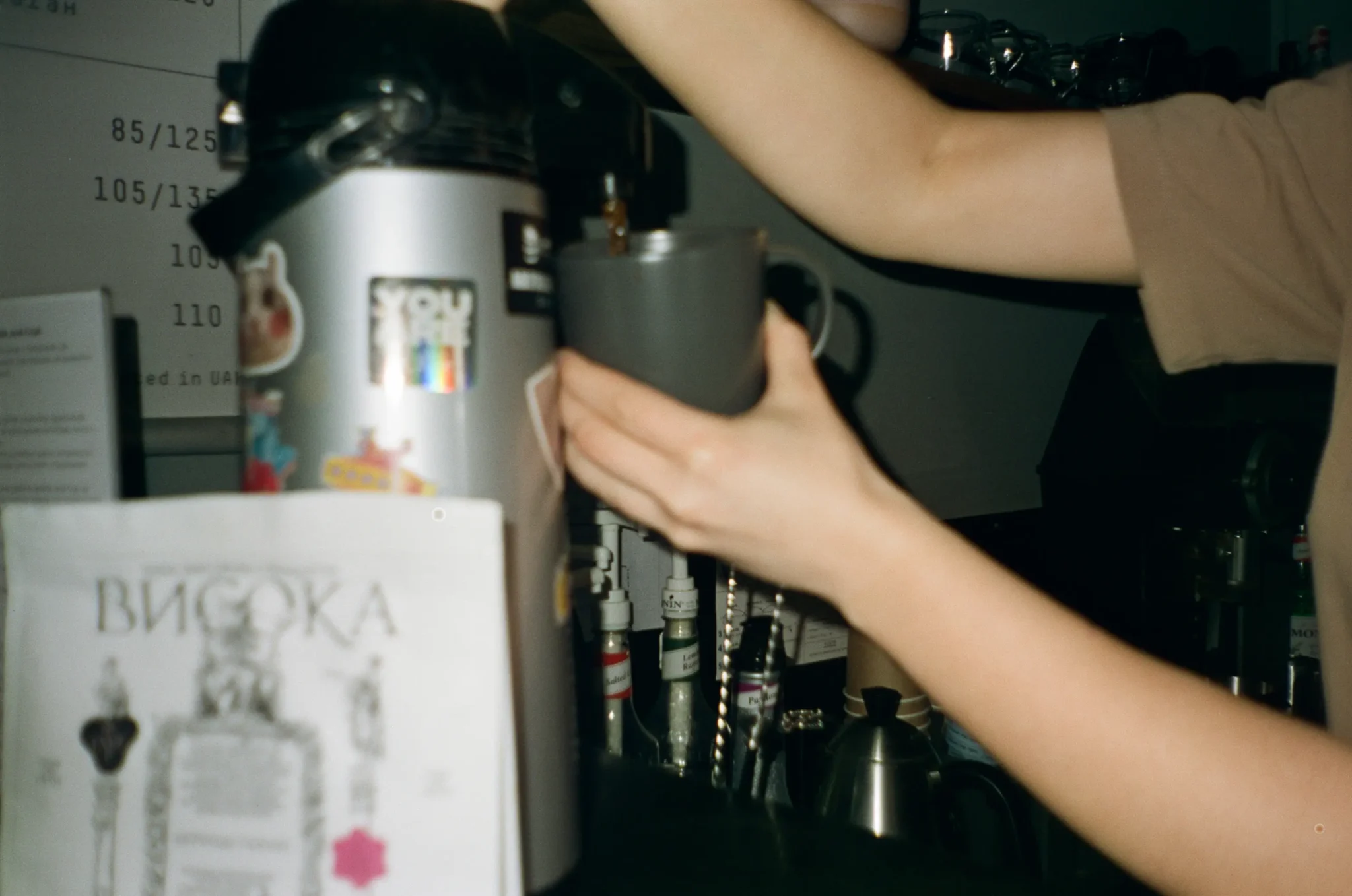 Бариста наливає каву в кав'ярні