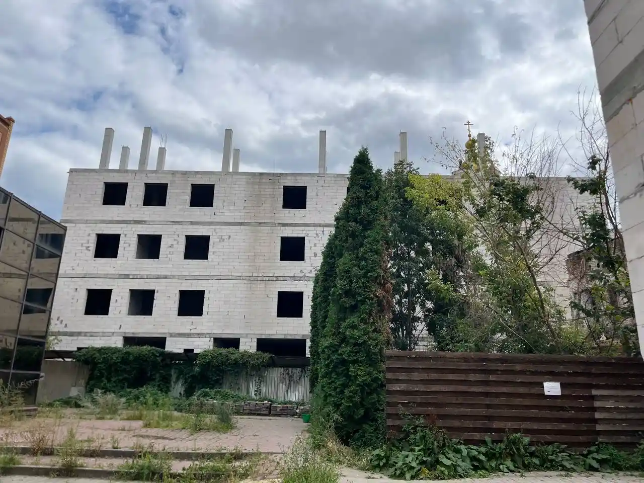 budivnytstvo na sobornii sumy 1 У 2025 році будівництво ТРЦ в центрі Сум досі не завершили