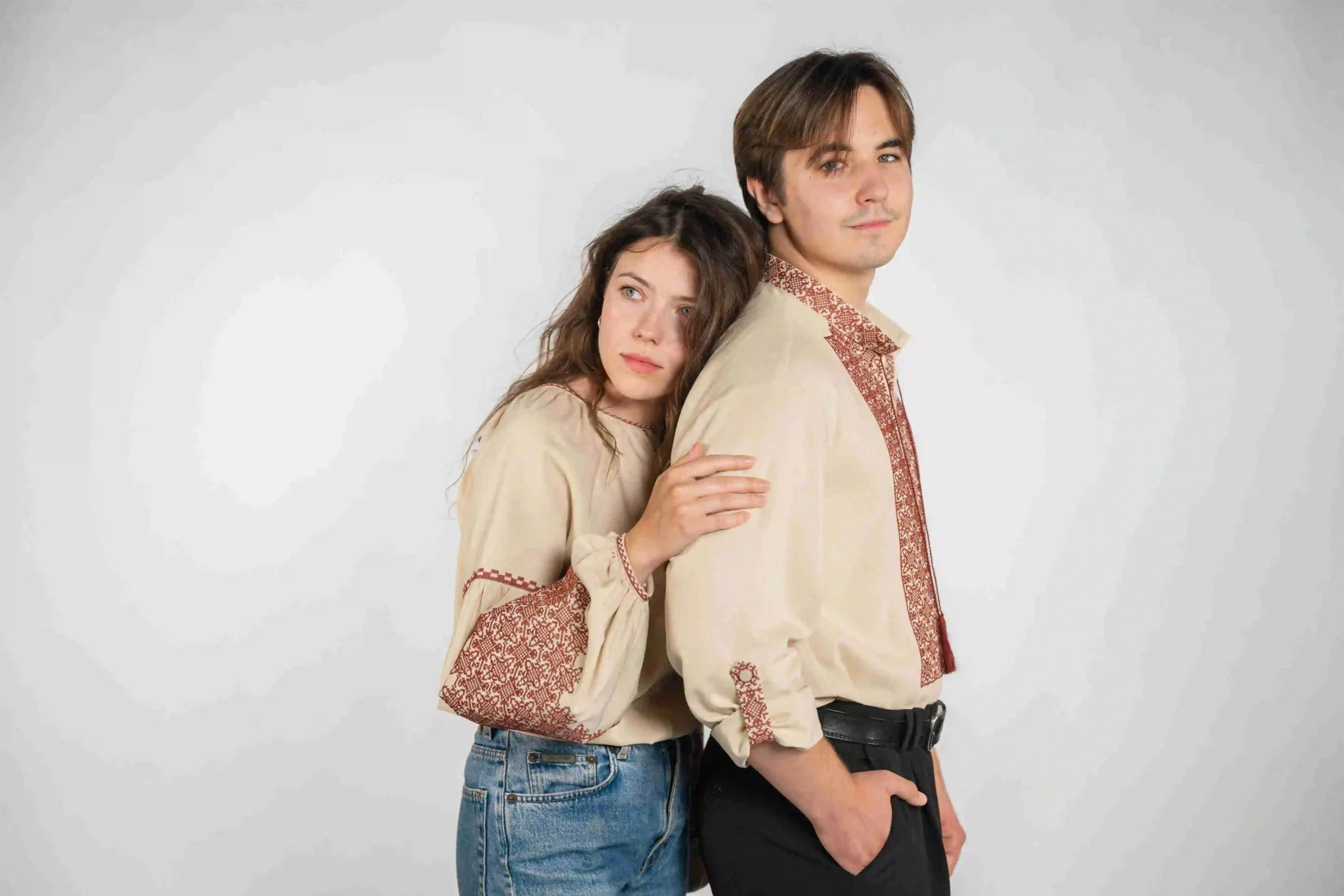 чоловік та жінка у вишиванці з ц.крамниці