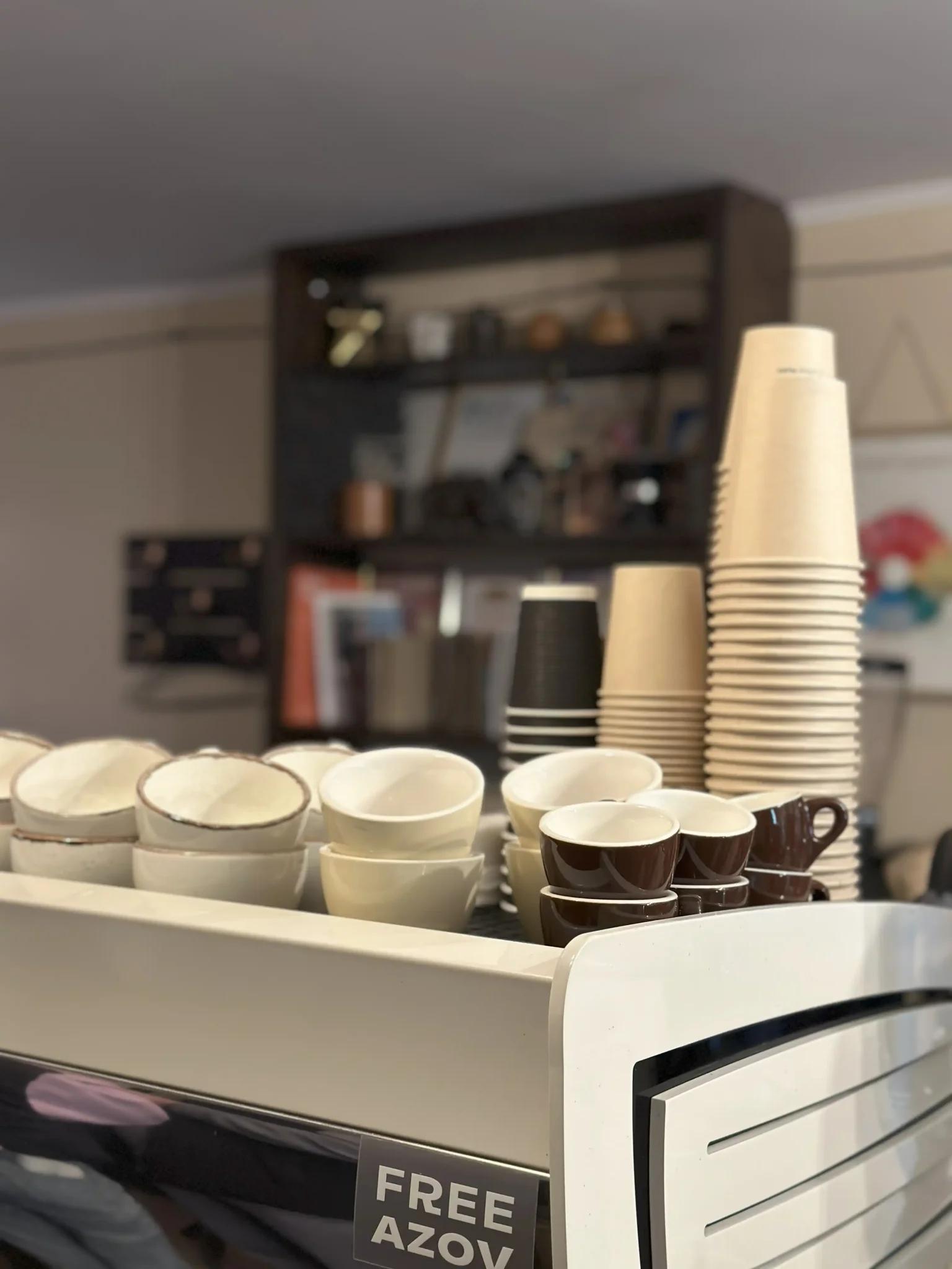 coffeeman zseredyny Інтер'єр кав'ярні Coffeeman, де облаштована шафа