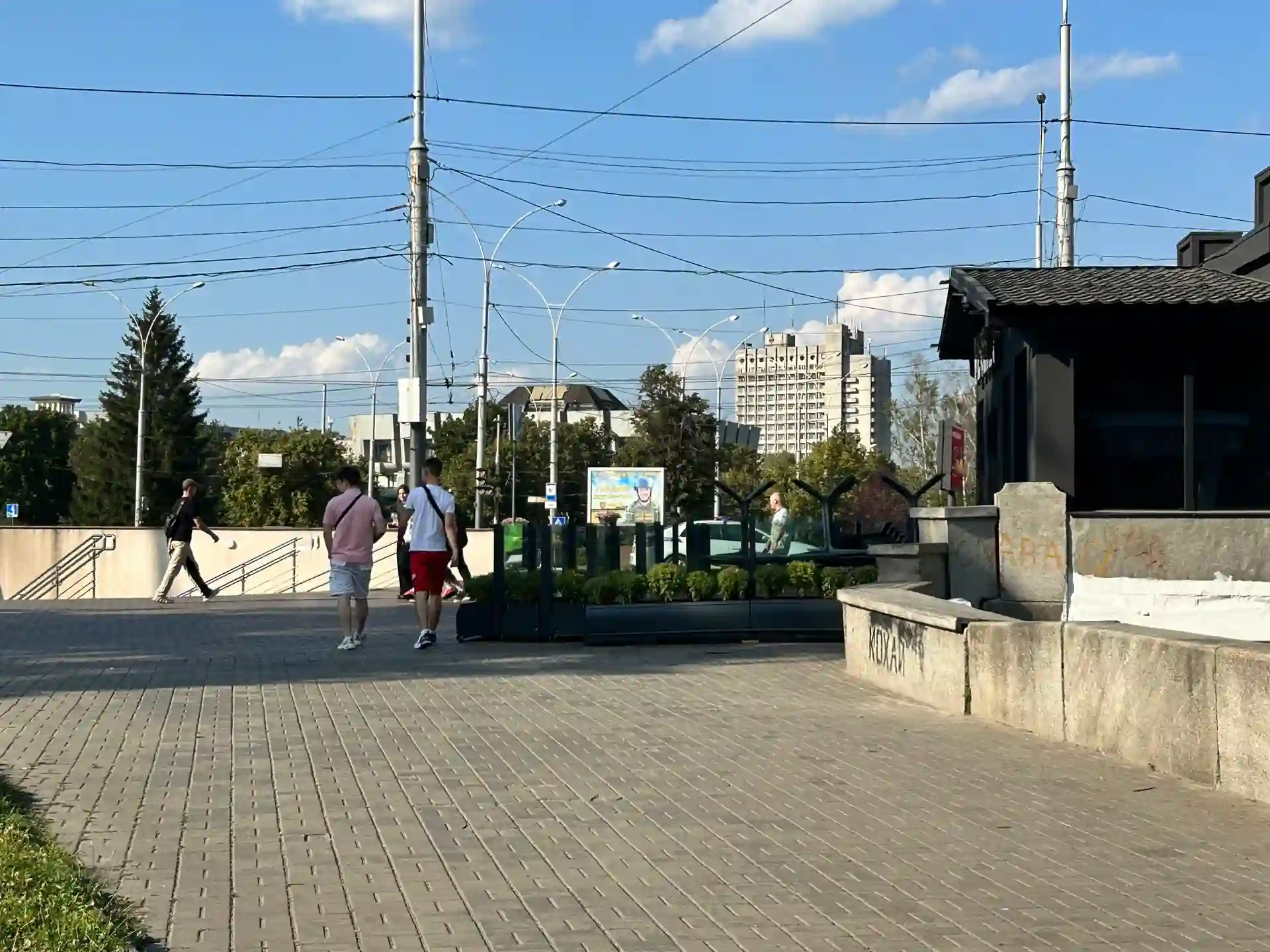 demontovanyy litniy maydanchyk bilya vecera Демонтований майданчик біля бару Вечера