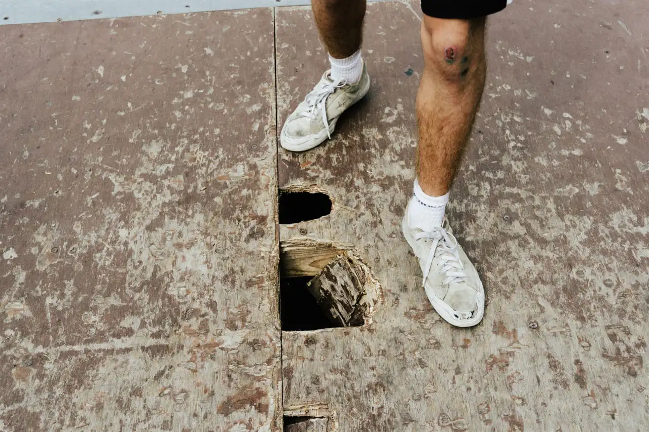 дірки у фанері сумського скейтпарку