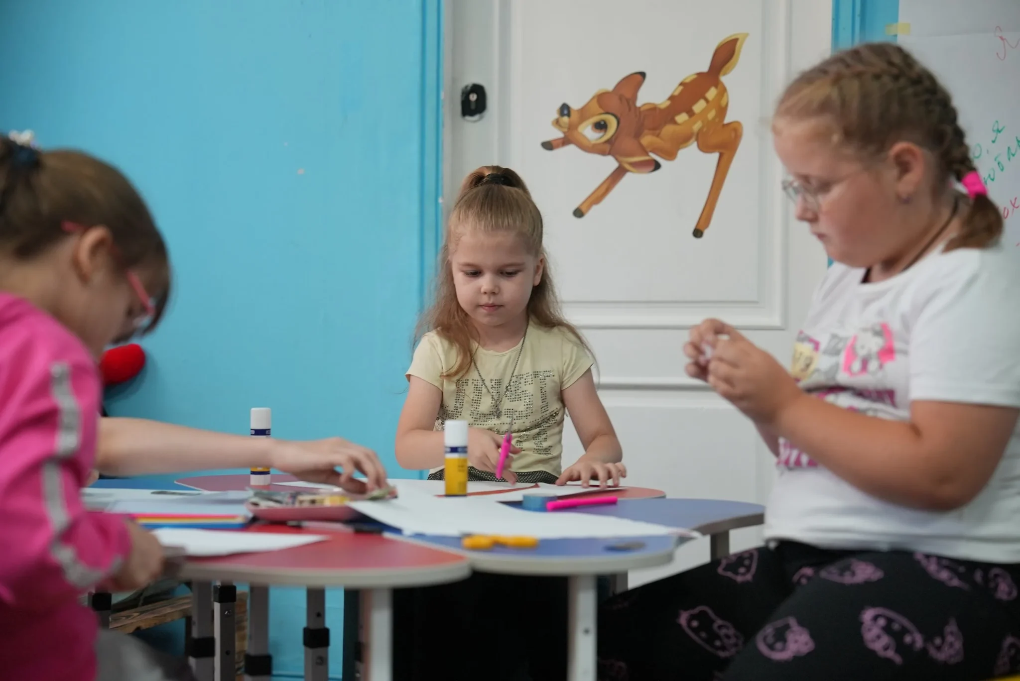 дівчинка у безпечному просторі від ГО «Плурітон»