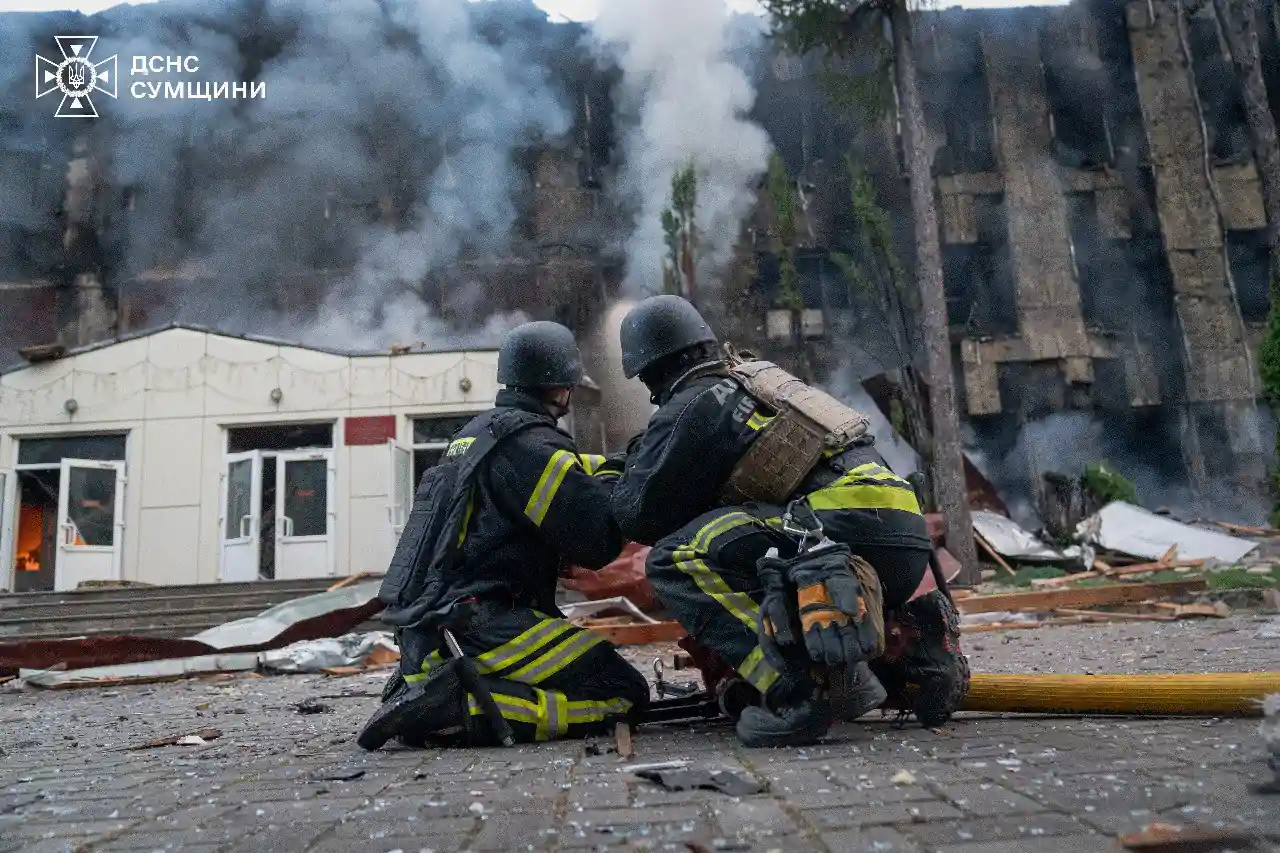 dsns hasyt pozhezhu v sumakh cherez udar rf Рятувальники гасять пожежу через російський удар