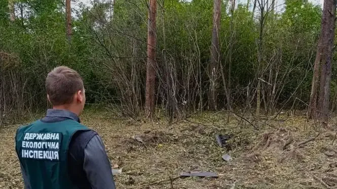 ekoinspekcia 1 екоінспектор на місці влучання після атаки 24 та 25 серпня у Сумах