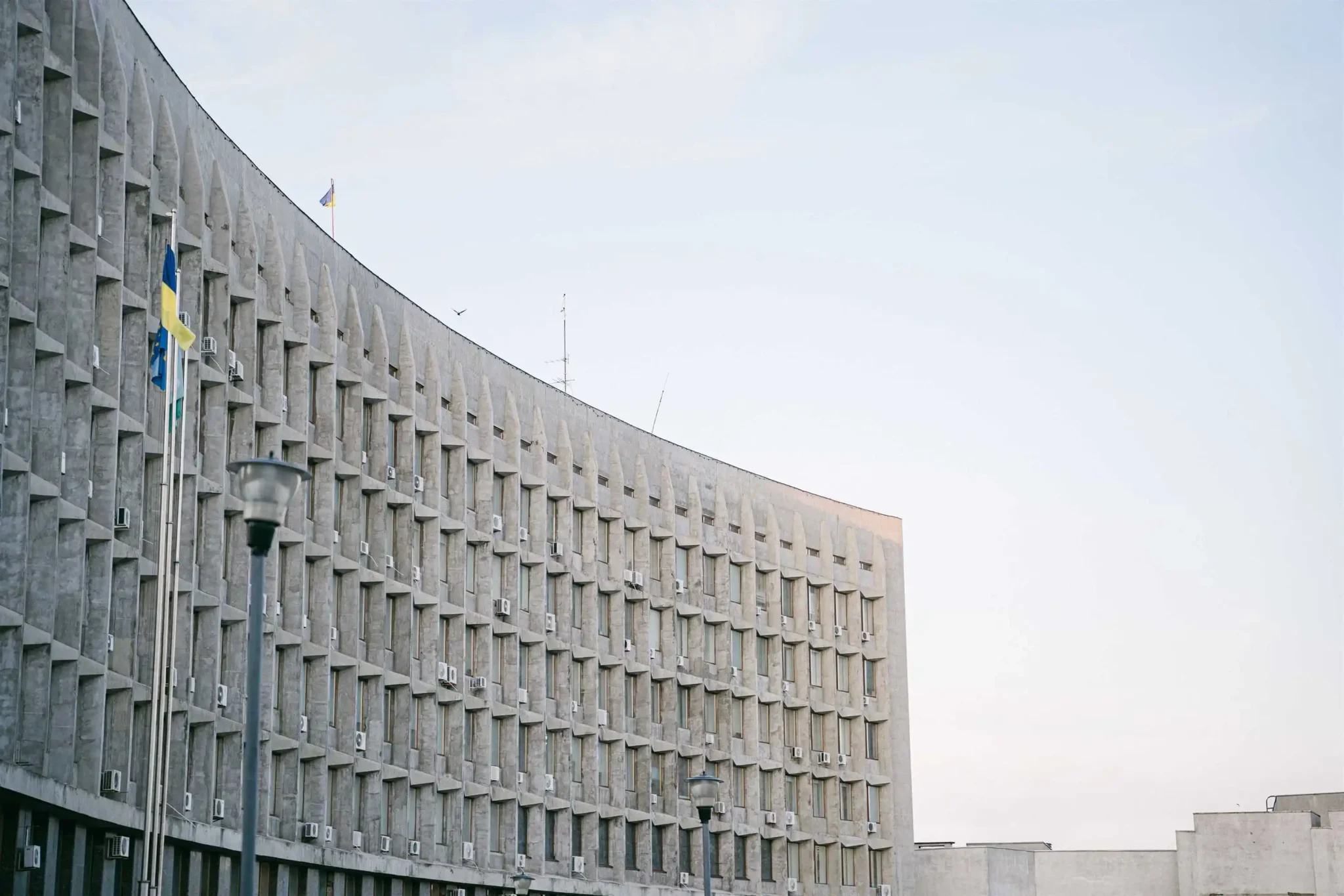 вигнутий фасад будівлі ОВА у Сумах