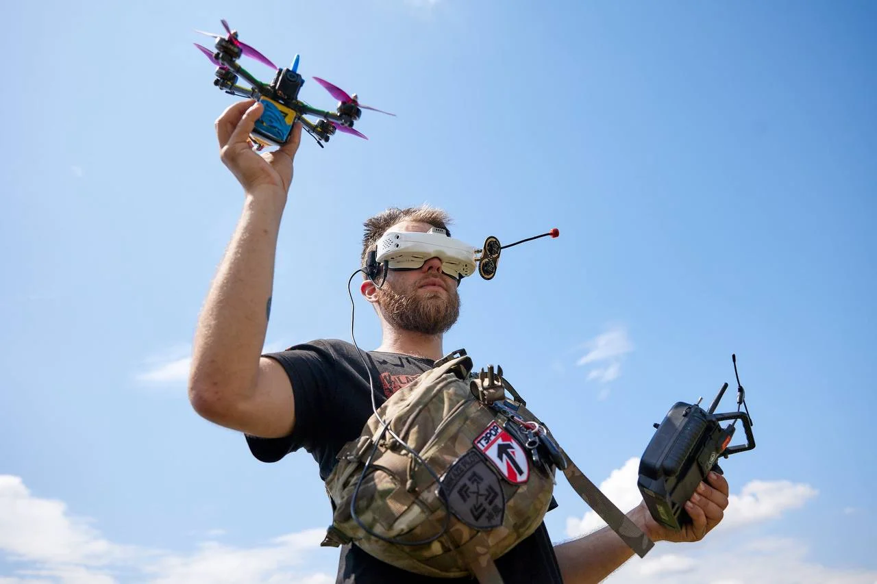 Військовий з FPV-дроном
