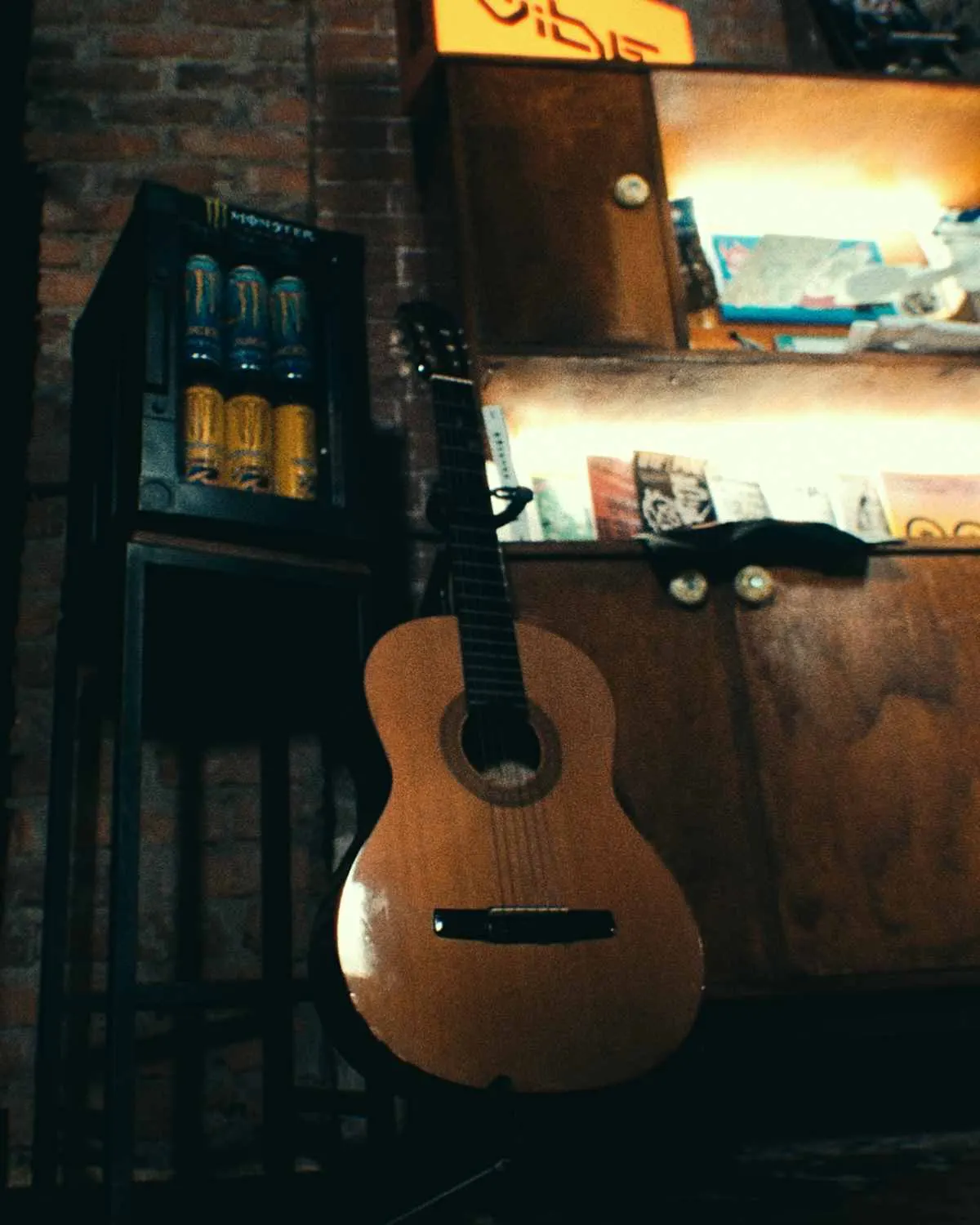 гітара в просторі критка в Охтирці