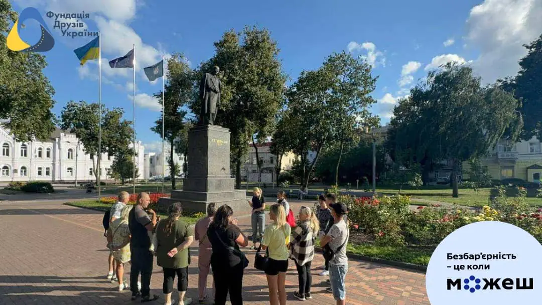 inclusivna ekskursia люди із порушенням слуху на екскурсії у центрі Сум