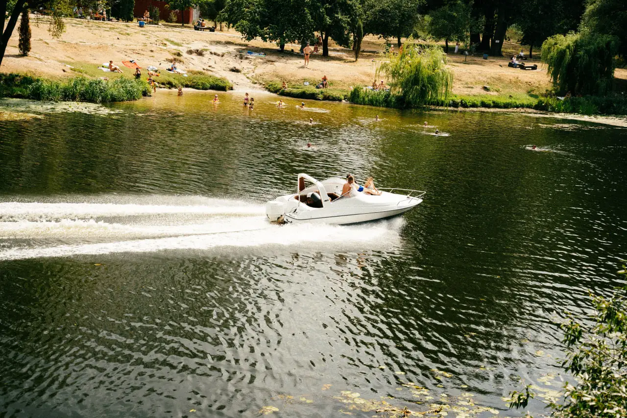 Поїздка на моторному човні в Сумах