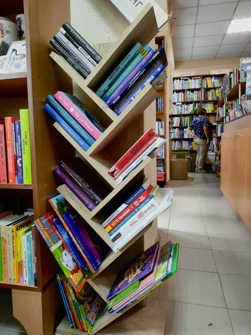 knyzhkova kimnata 1 Поличка для буккросингу різних жанрів у «Книжковій кімнаті»