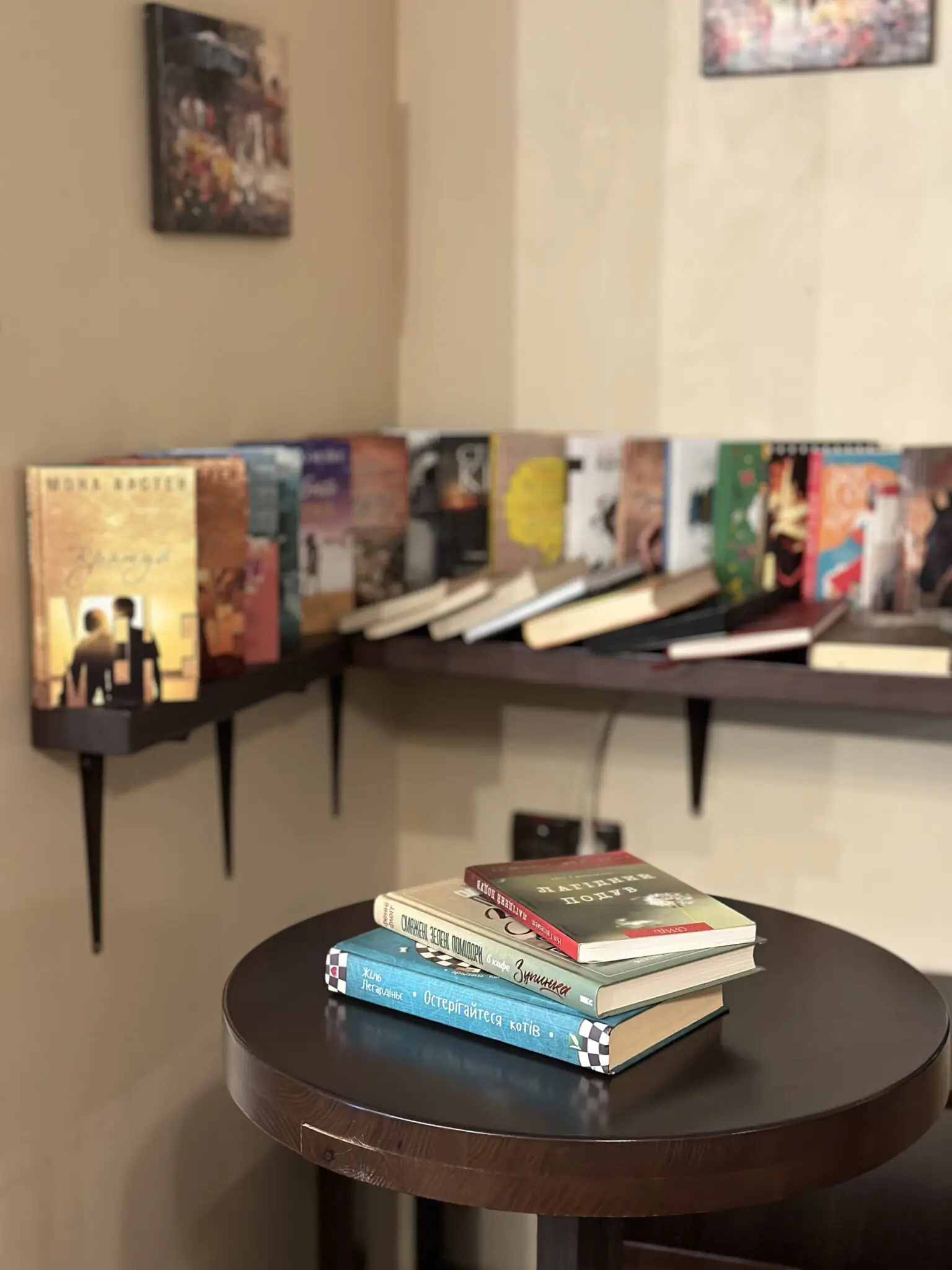 Книжкова поличка, з якої можна брати книги