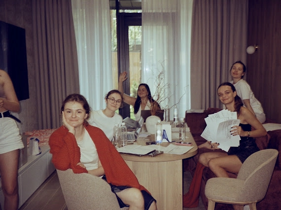 komanda shkoly angliysʹkoyi futurist school Команда школи англійської Futurist school