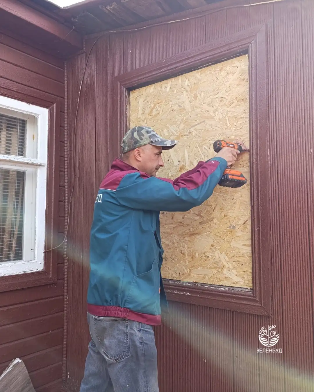 komunal nyk zabyvaue vikno pislya obstrilu Комунальник забиває вікно після обстрілу в Сумах