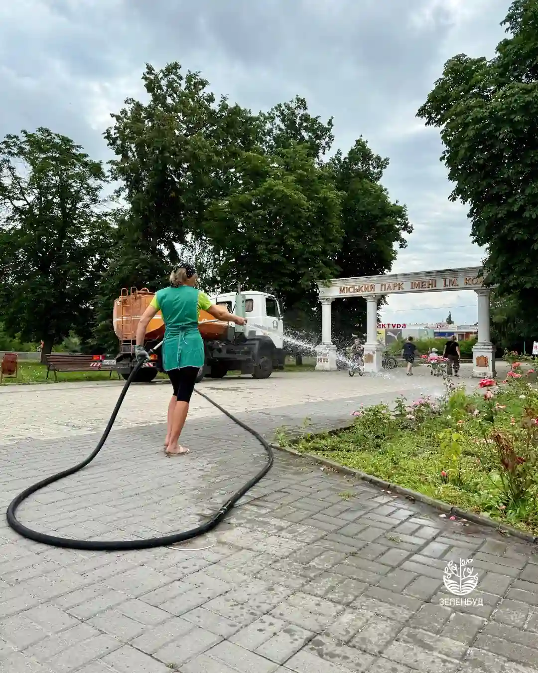 komunal nytsya polyvaue kvity v sumakh Комунальниця поливає квіти в Сумах