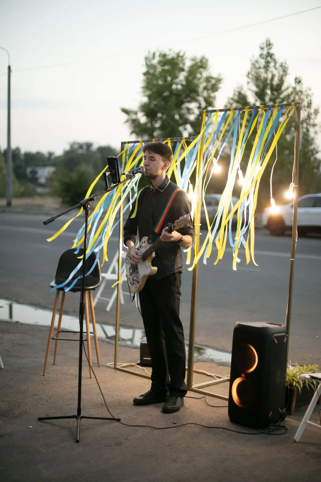 koncert 2 благодійний концерт біля кав'ярні Piccolino