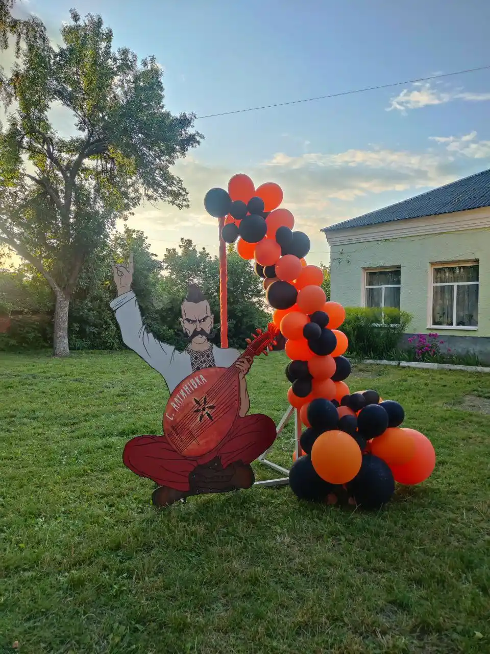 фотозона біля будинку культури в Алтинівці на фестивалі рок на селі