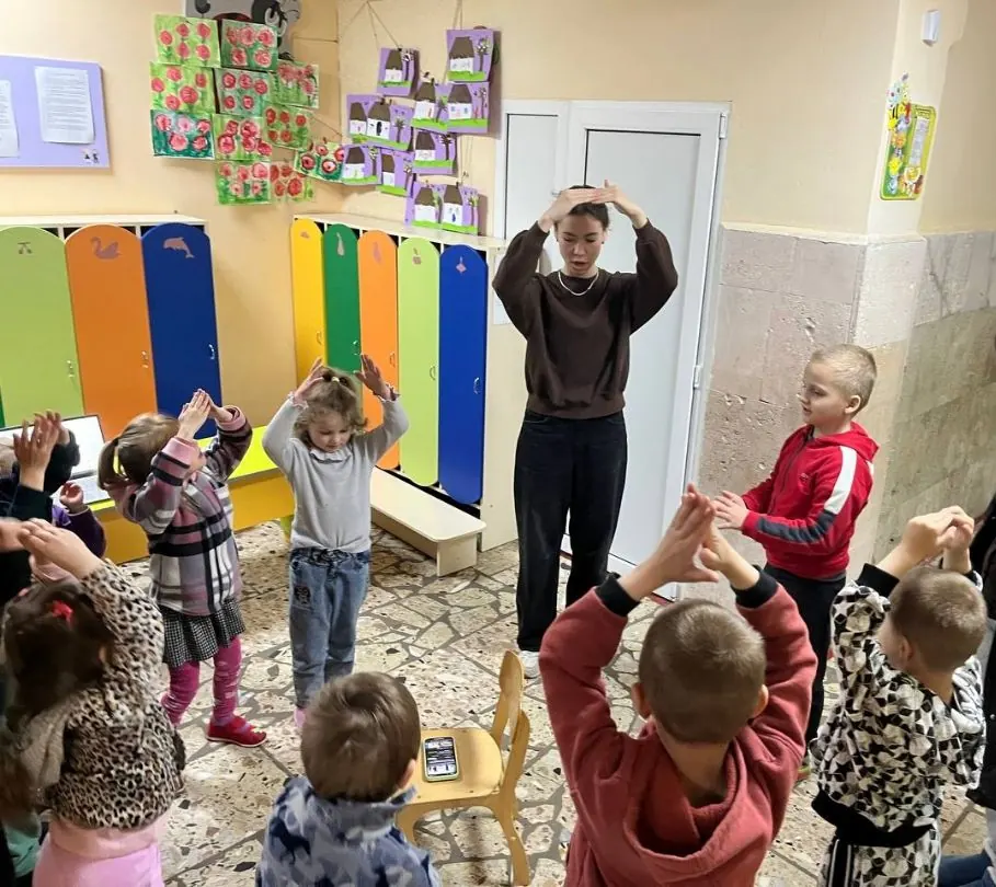 kyrylo z krolevtsya z dit my v sadochku Кирило грається з іншими дітками