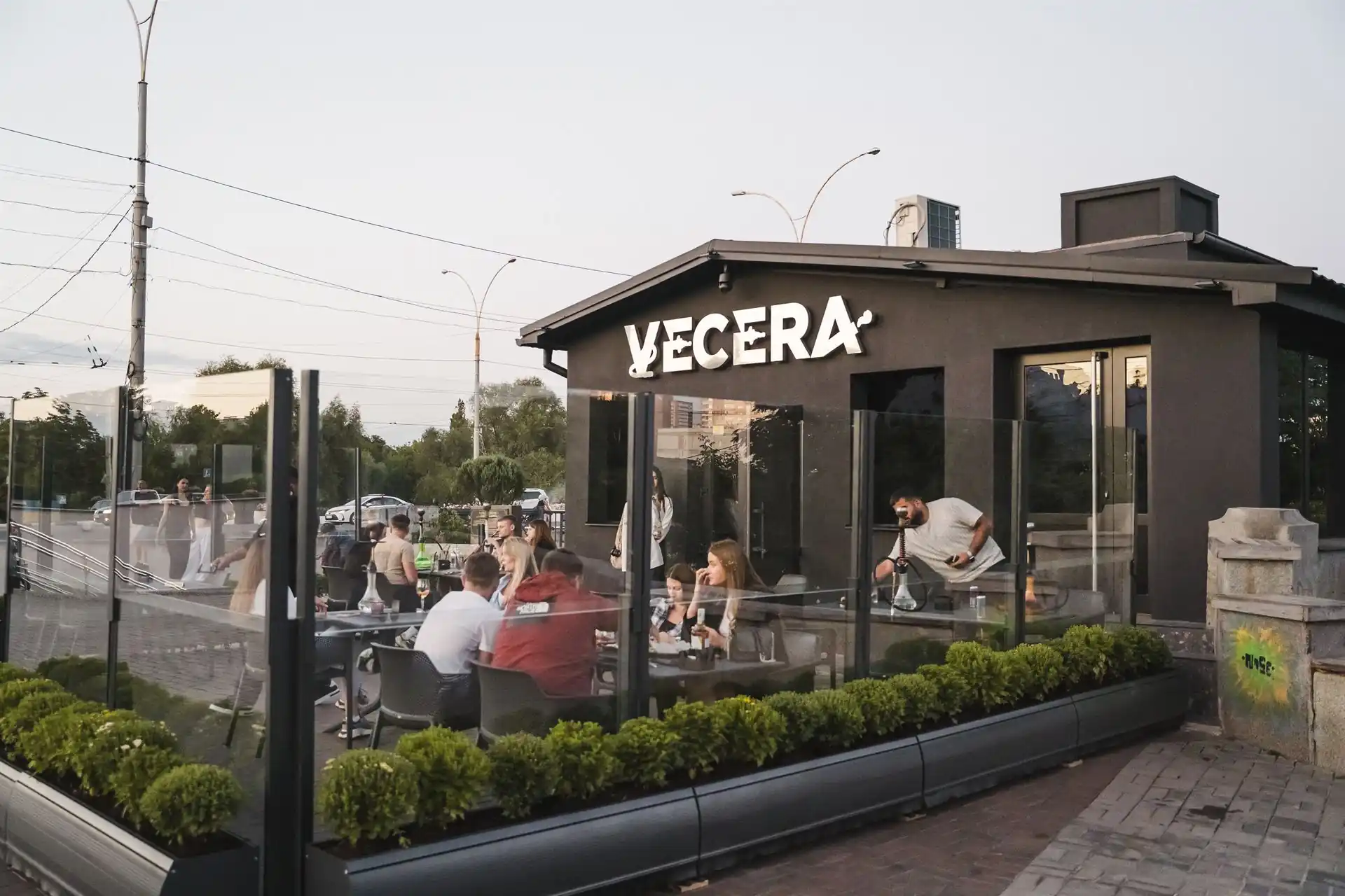 litnyy maydanchyk bilya baru vecera Бар Вечера і літній майданчик