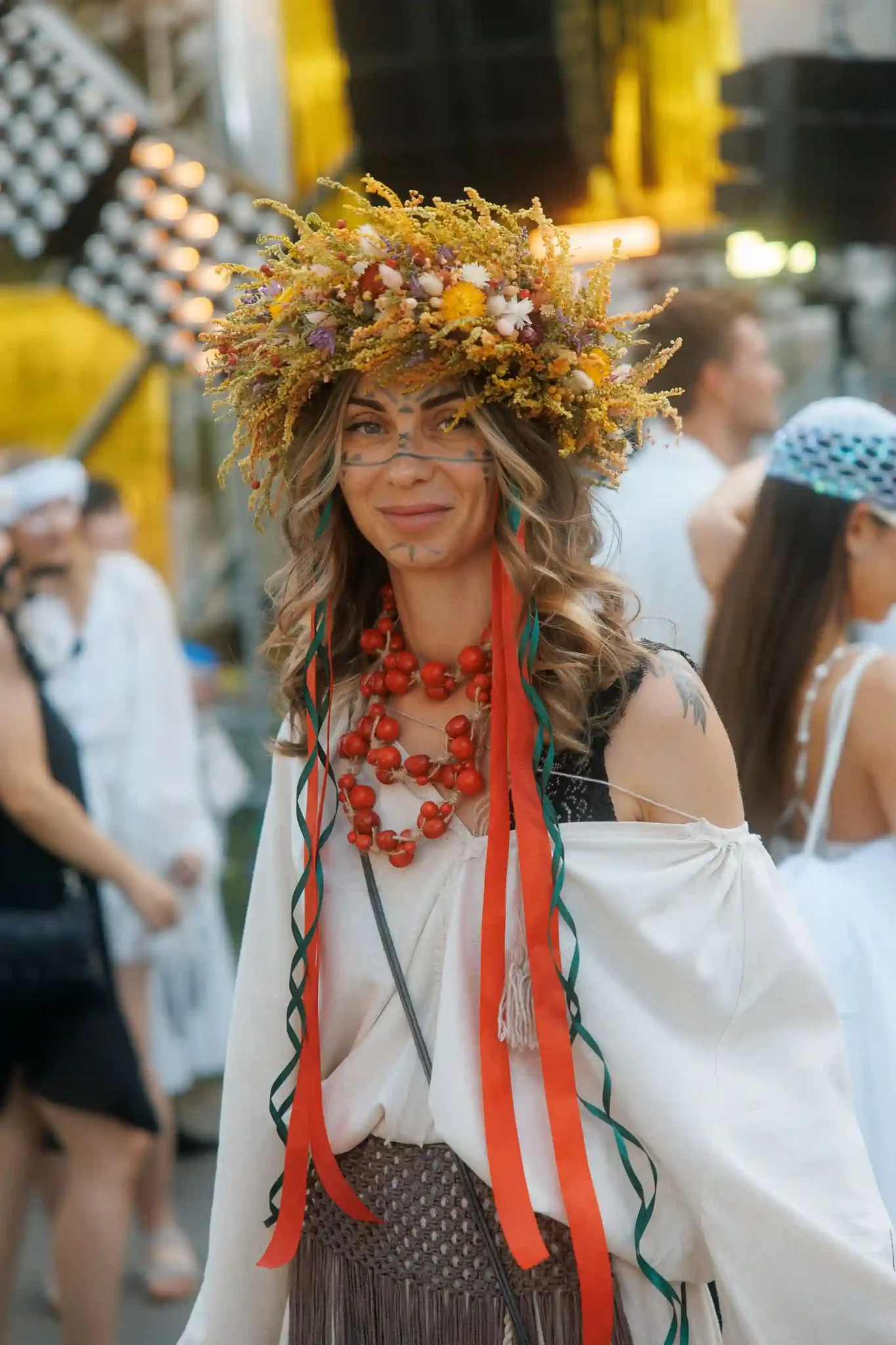 lyudy v kostyumakh na vyriyu v kyyevi Жінка у вінку на фестивалі Вирій у Києві
