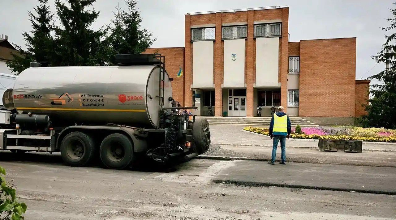 mashyna na dorozi sumy poltava Ремонтна машина на дорозі Суми-Полтава