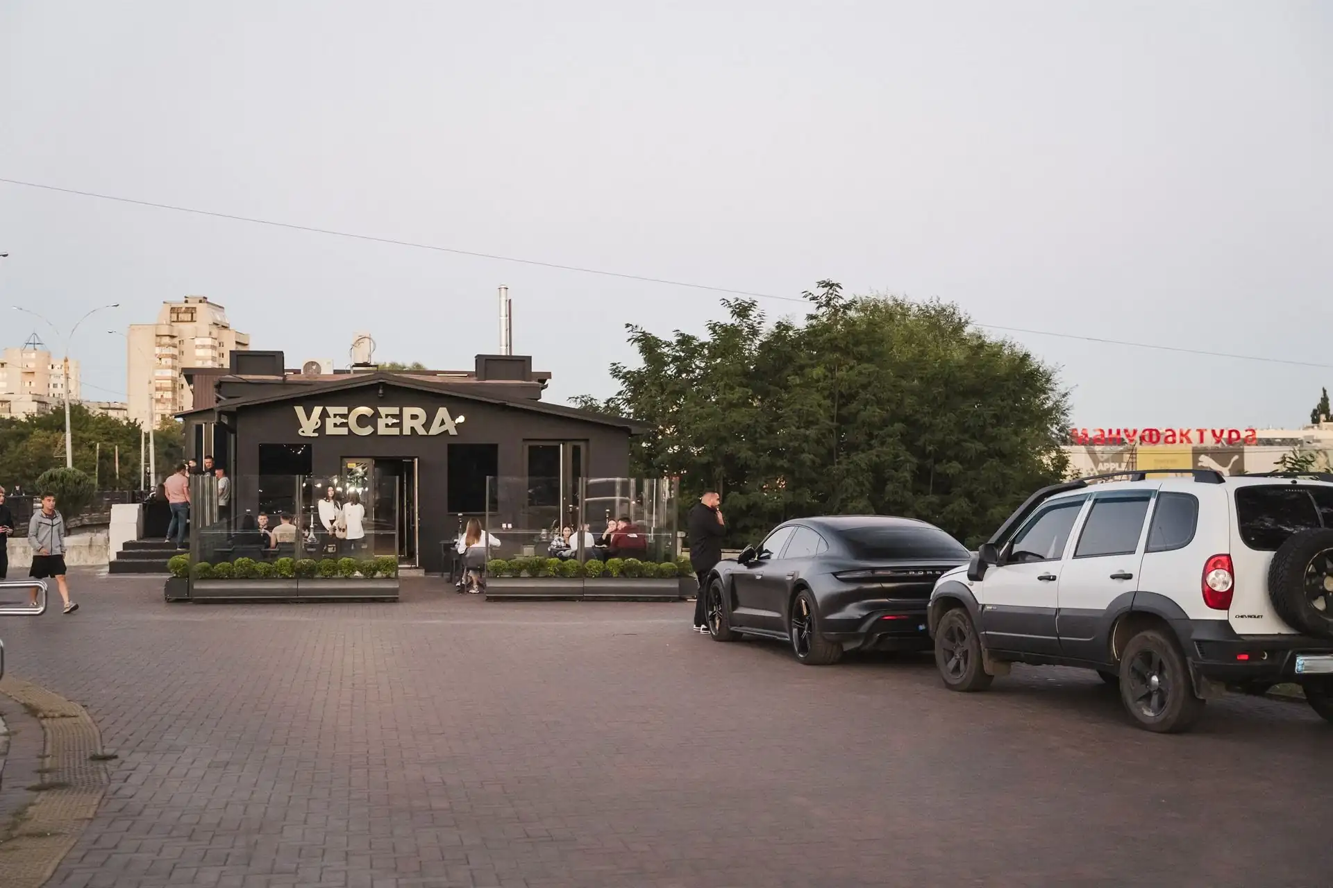 mashyny bilya baru vecera Автомобілі біля Вечери