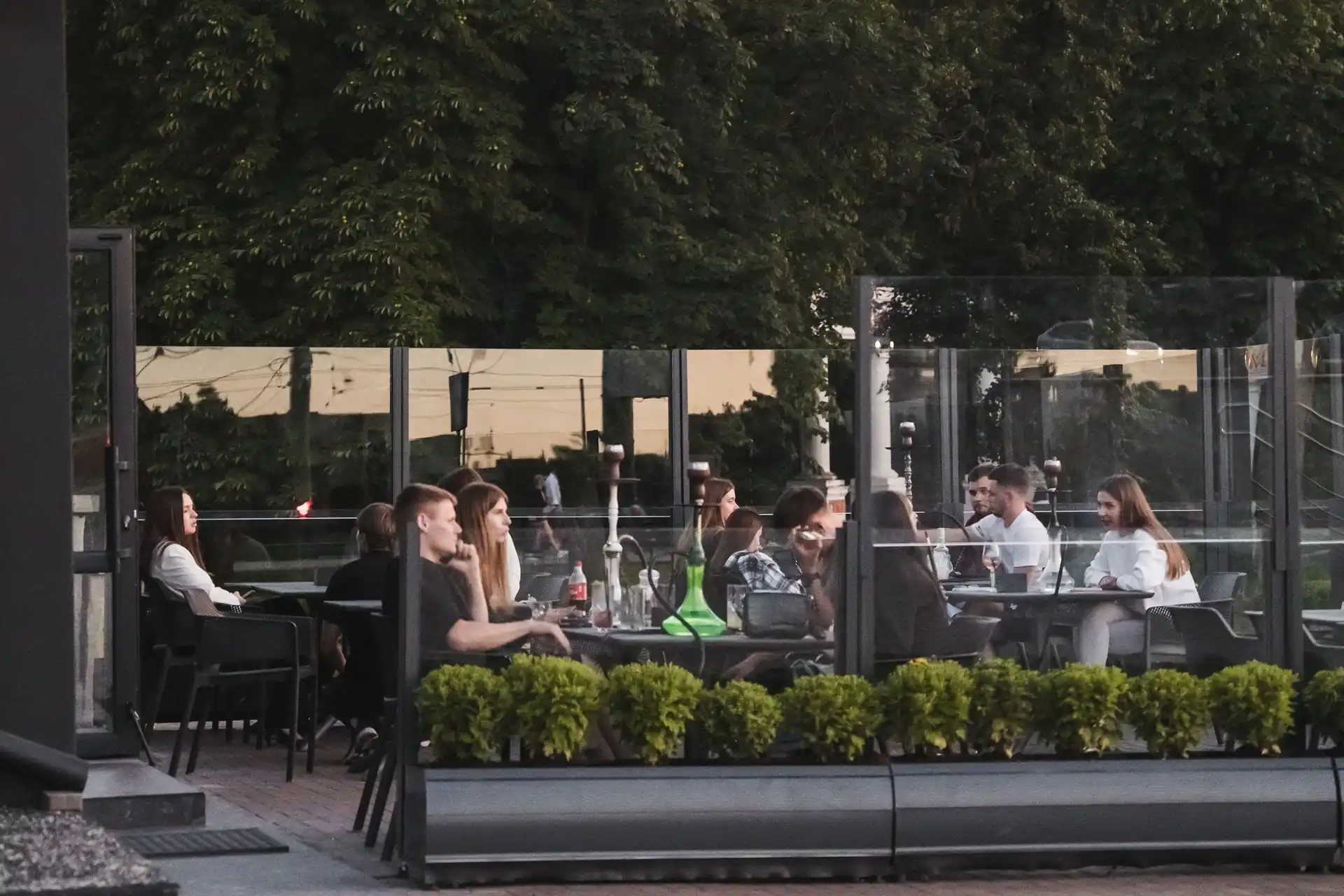 maydanchyk bilya baru vecera Майданчик біля бару Вечера