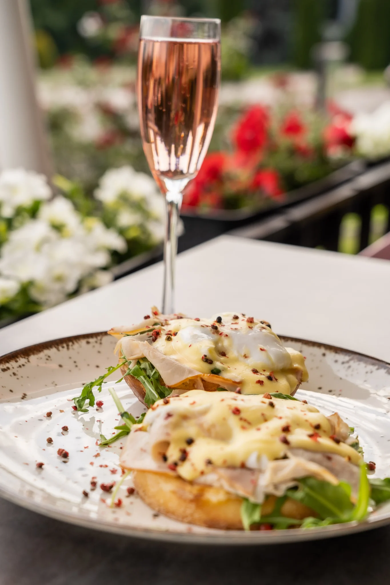 Тости на сніданок на терасі, доповнені ігристим