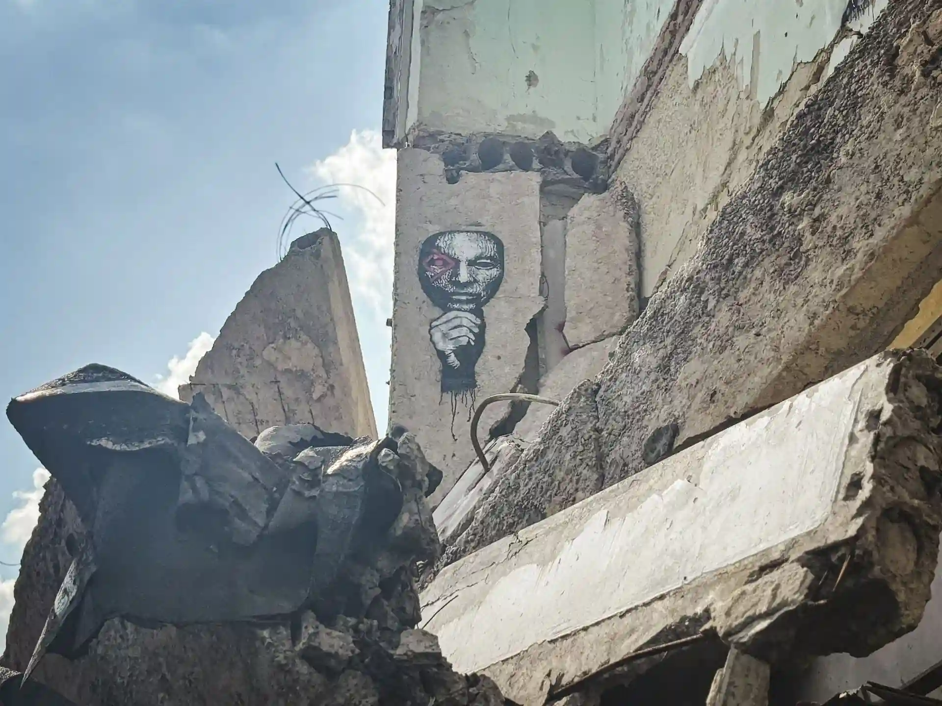 Мурал на зруйнованій будівлі