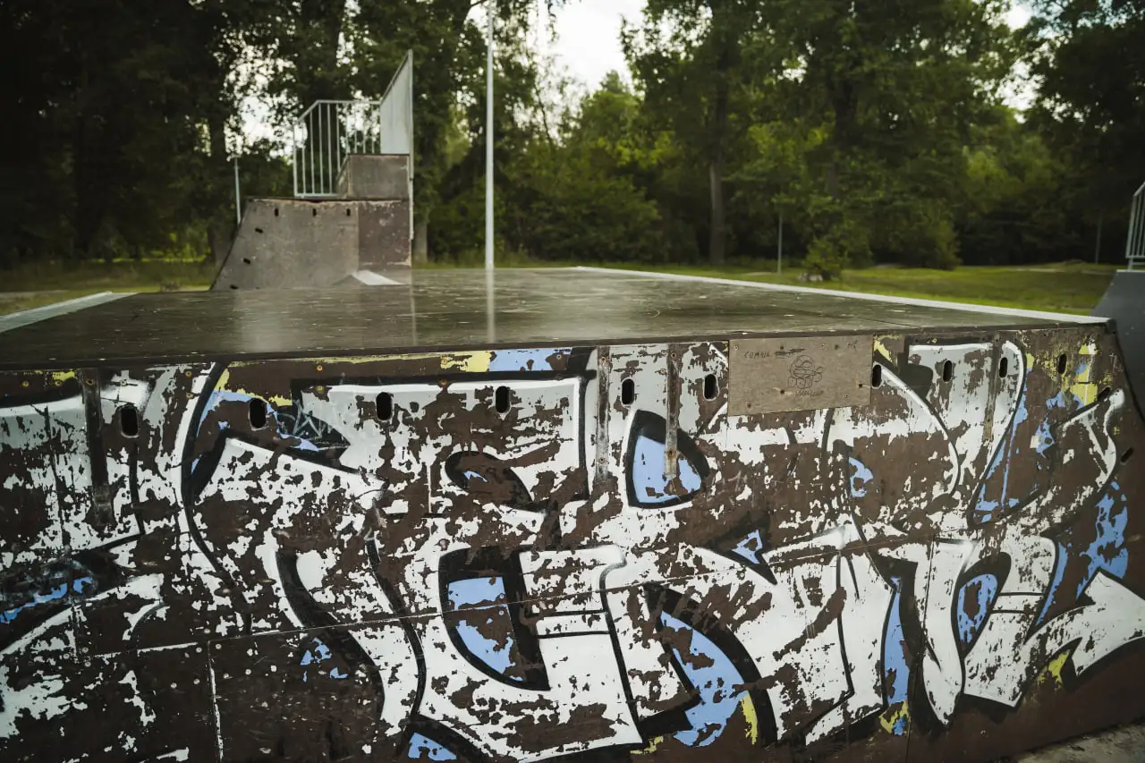 відсутні перила у скейтпарку