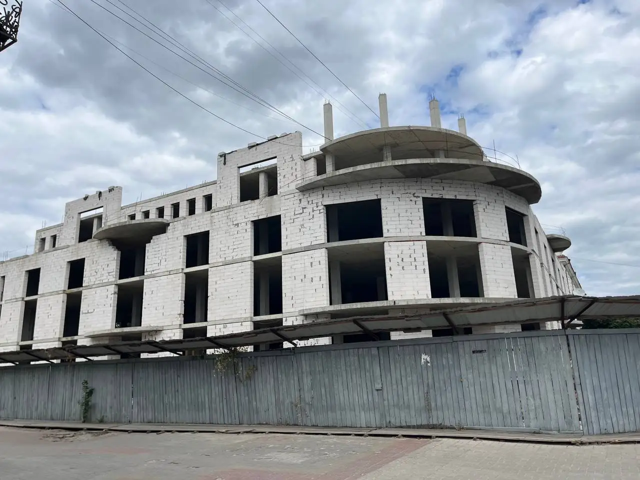 nezakonne budivnytstvo v sumakh 1 У центрі Сум стоїть недобудований торговий центр