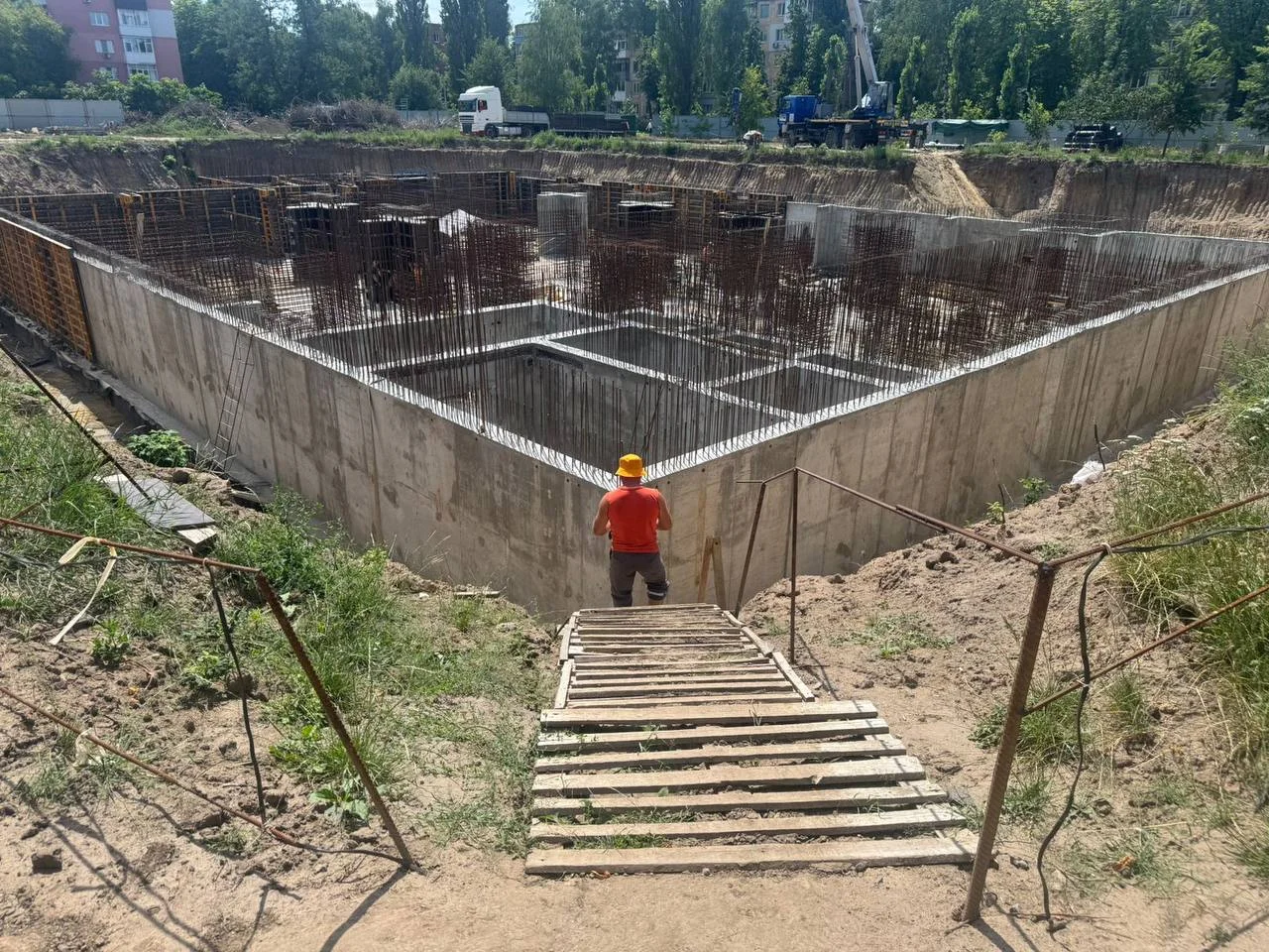 Будівництво укриття в Сумах