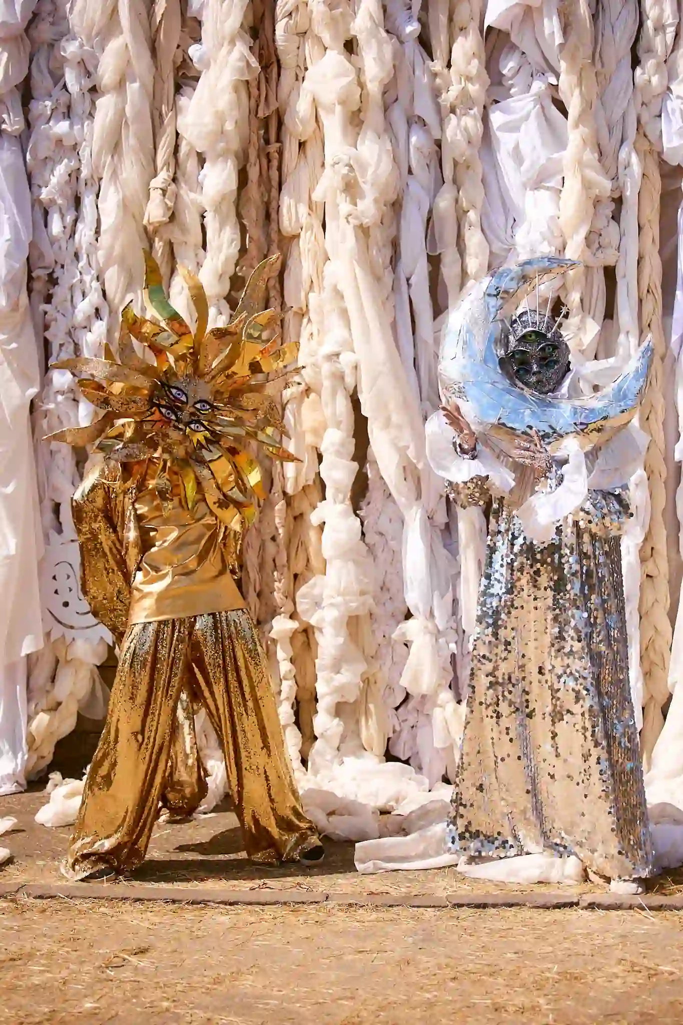 performery na vyriyu Костюми у вигляді сонця і місяця на фестивалі Вирій