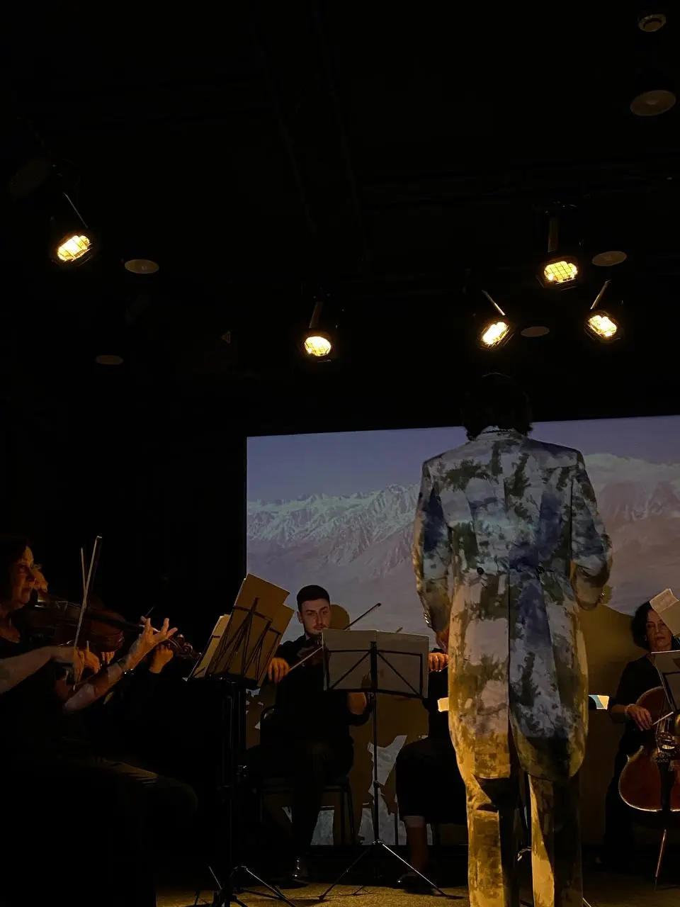 Микита Поляков диригує твори на малій сцені театру Щепкіна  