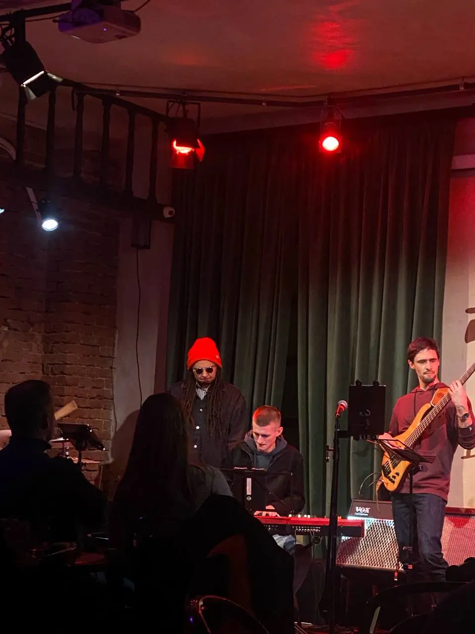 Джазовий трубач Денніс Аду грає з місцевими музикантами в «Дзизі»