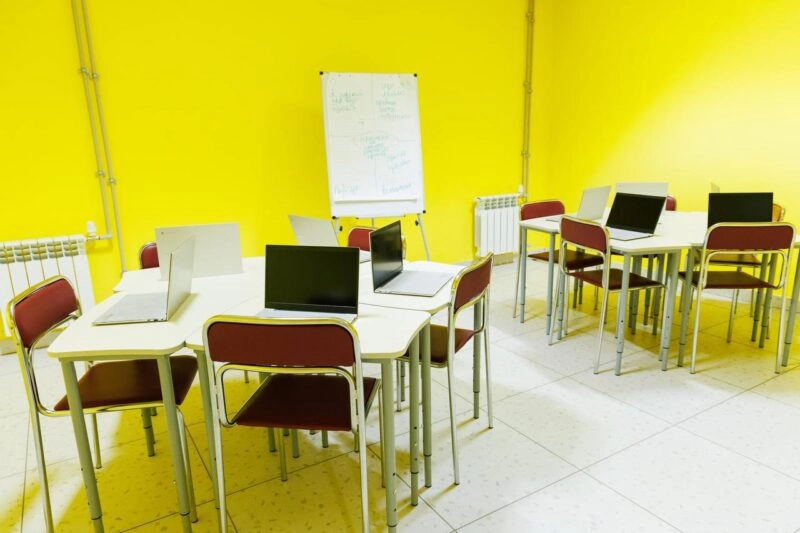 Обладнаний кабінет у підземній школі Харкова