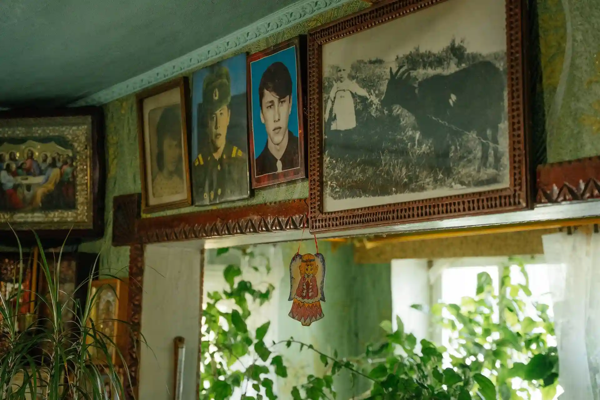 Портрети на стінах у сільській хаті