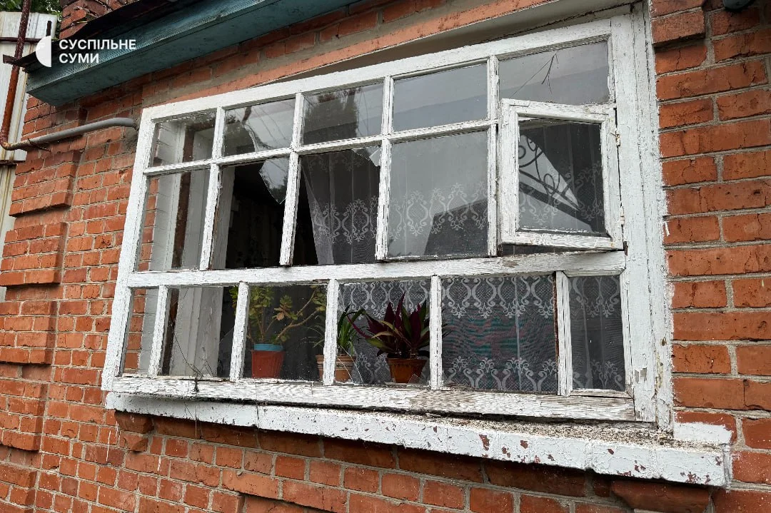 Обстріл Сум із РСЗВ. Пошкоджене вікно