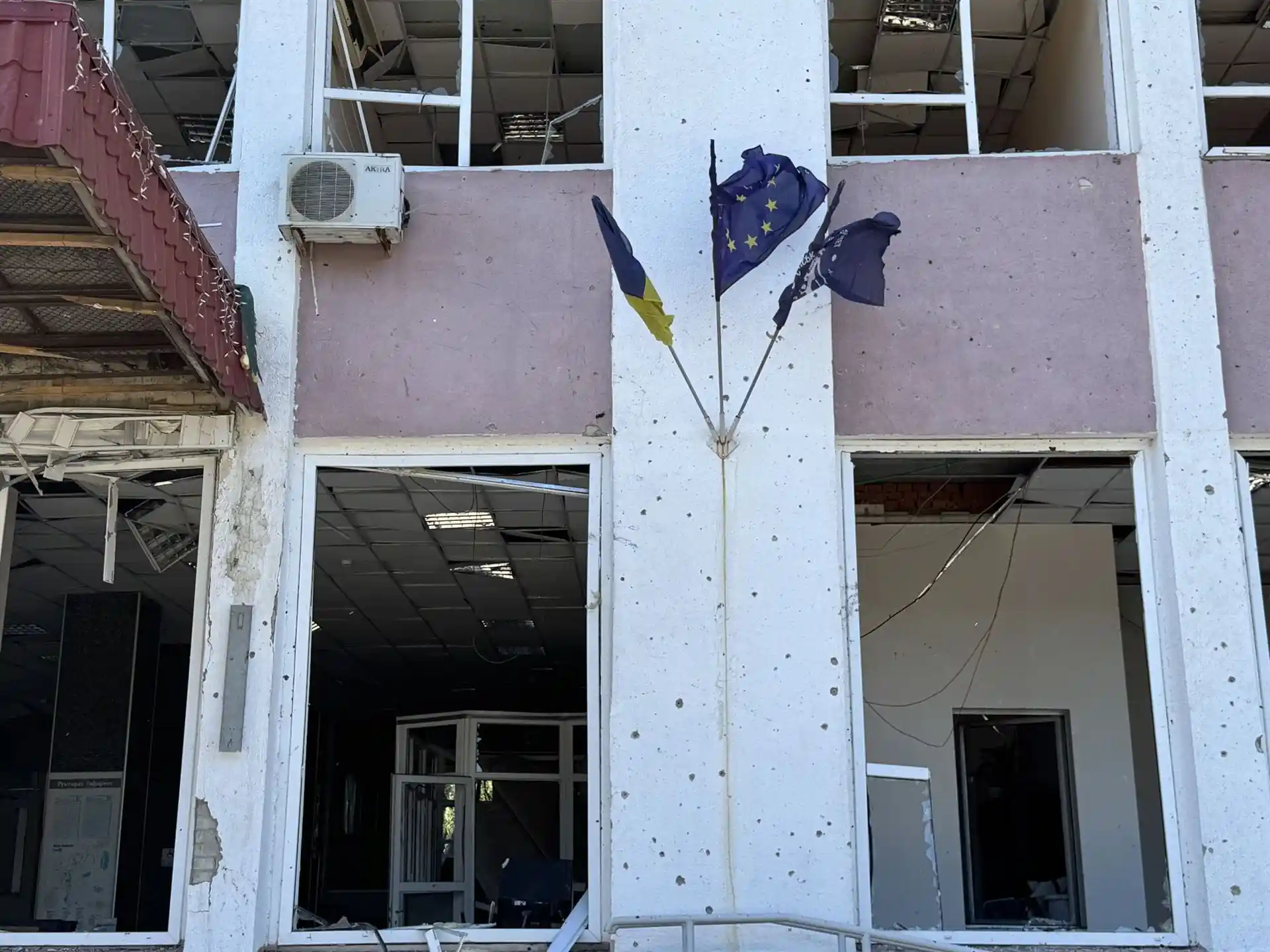 poshkodzhennya v zakladi osvity vnaslidok rosiys koho udaru Наслідки ракетного удару по Сумах