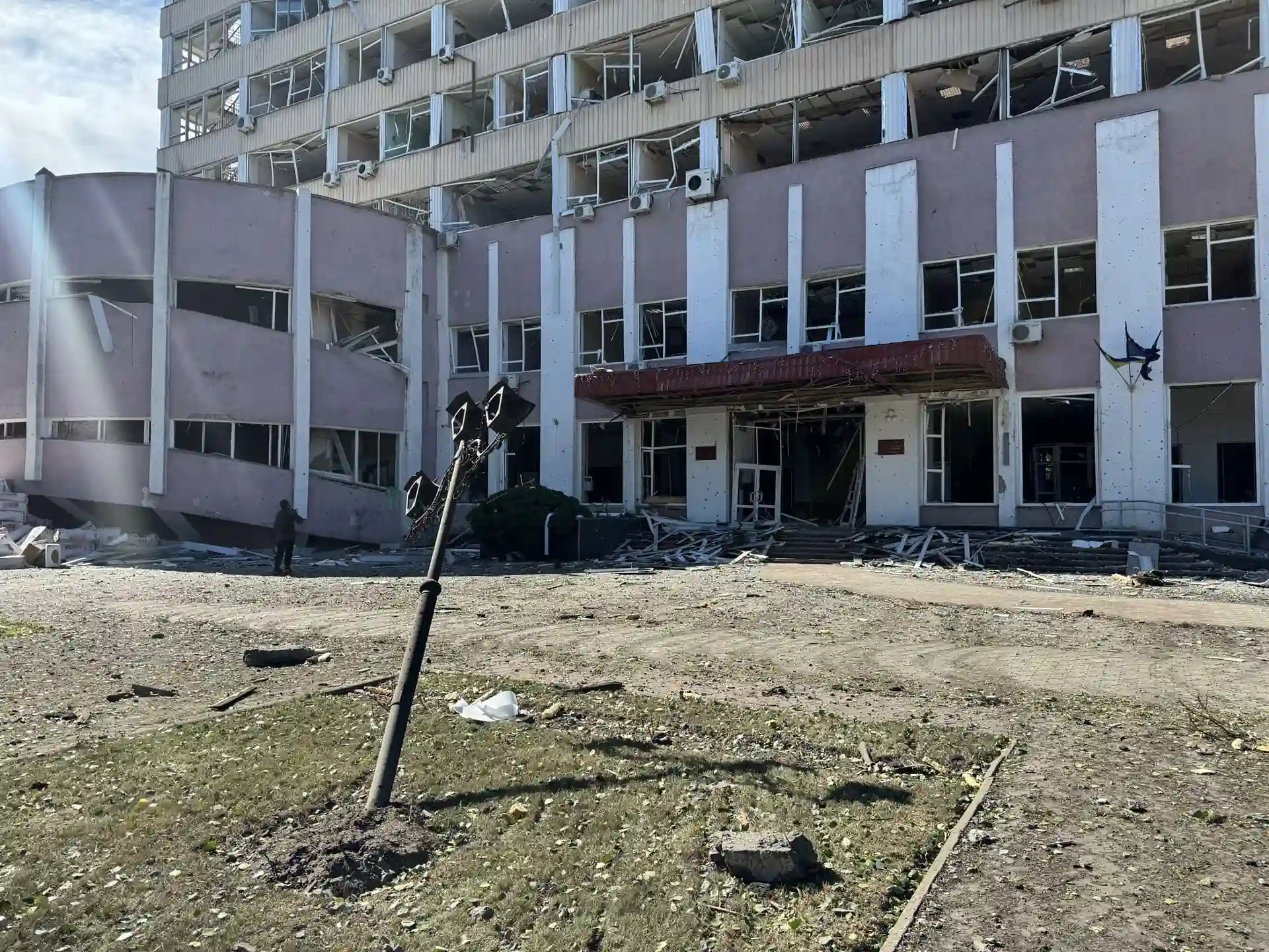 poshkodzhennya zakladu osvity vnaslidok rosiys koho udaru Пошкодження в закладі освіти в Сумах