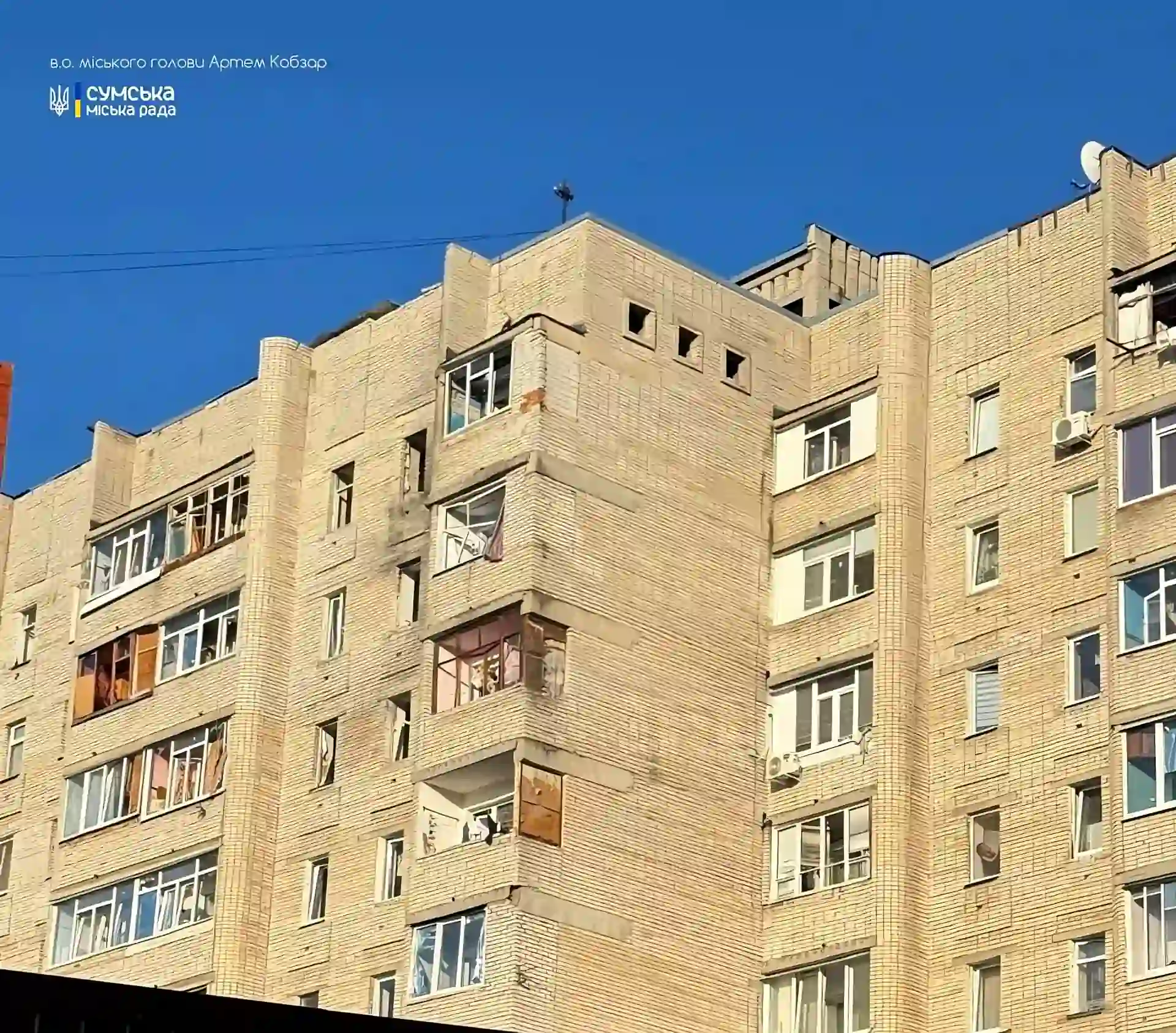 poshkodzhenyy budynok vnaslidok rosiys koyi ataky Пошкоджений будинок у Сумах внаслідок влучання російського БпЛА