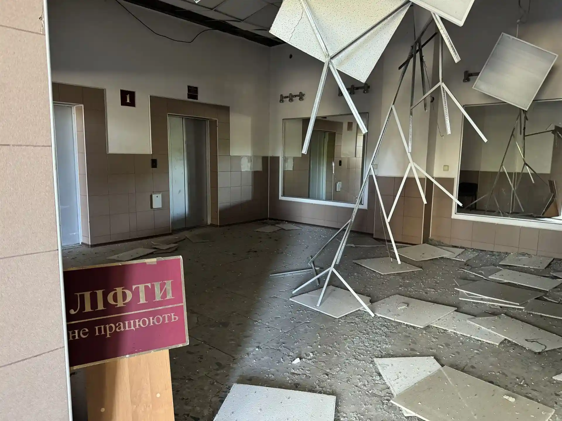 poshkodzhenyy zaklad osvity vnaslidok udaru rf Пошкодження в середині закладу освіти внаслідок удару РФ