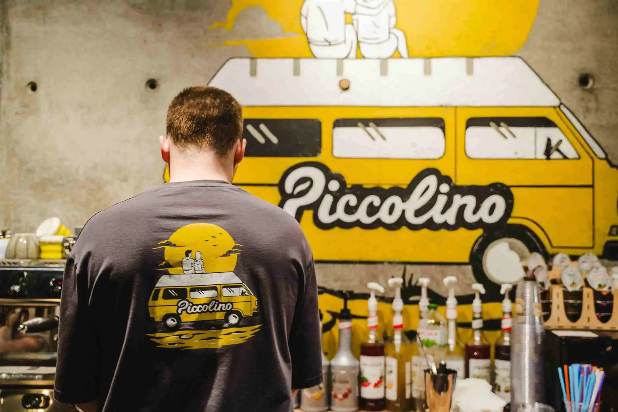 pracivnyk piccolino працівник кав'ярні Piccolino робить каву