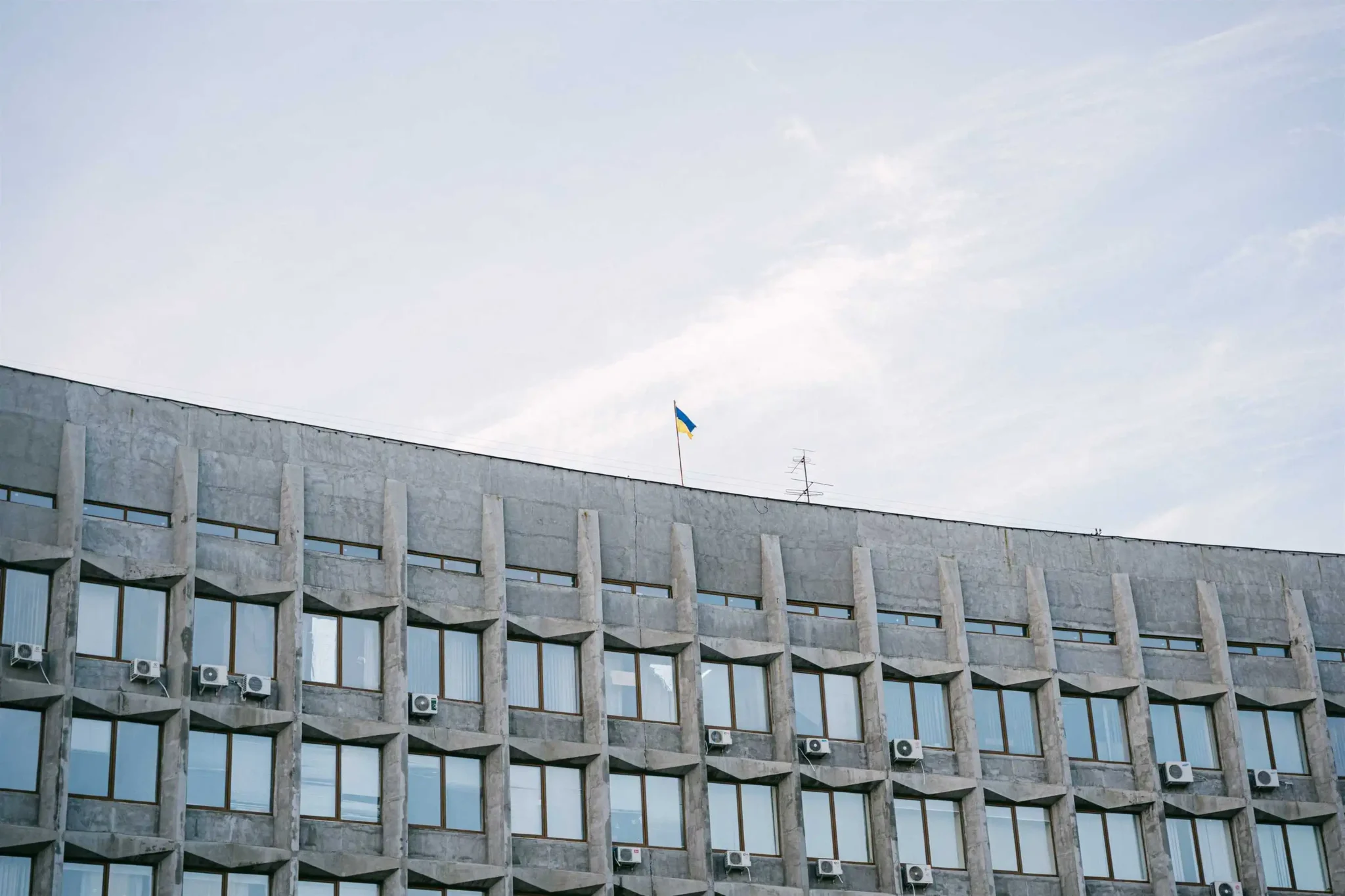 прапор над будівлею ОВА у Сумах