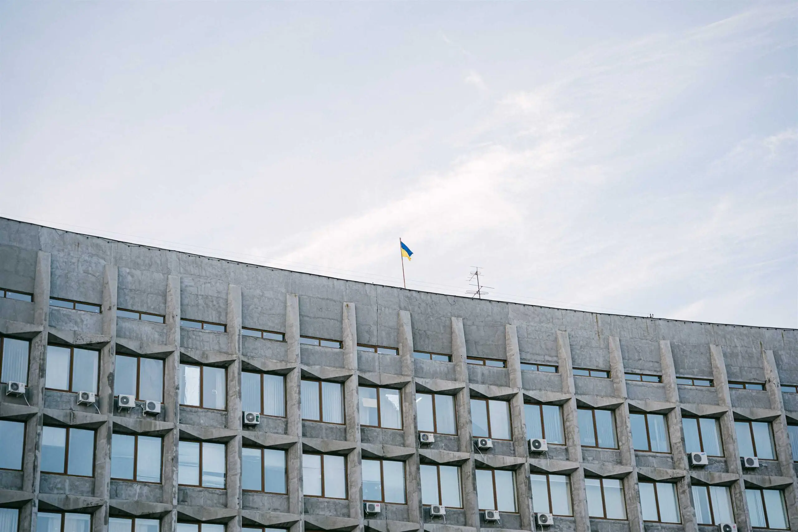 український прапор над будівлею сумскьої ода
