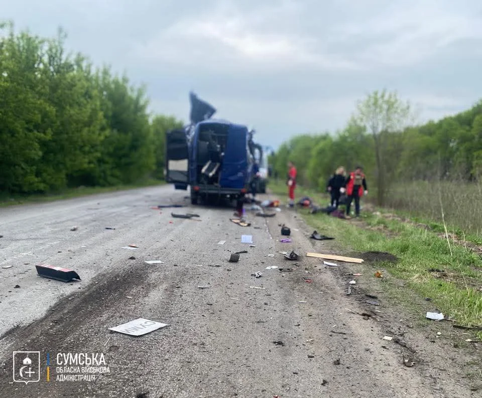 Рейсовий автобус після російського удару біля Білопілля