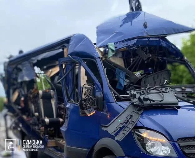 Рейсовий автобус після російського удару біля Білопілля